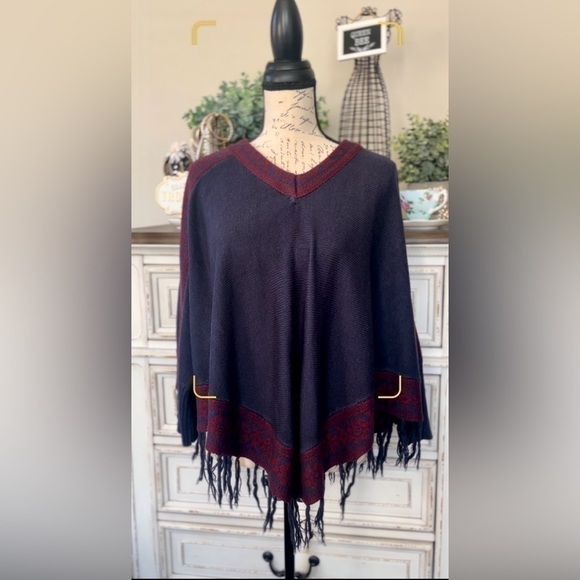 🖤 BEAUTIFUL! Red and blue sweater poncho cape – see video 🎥 - Picture 1 of 5
